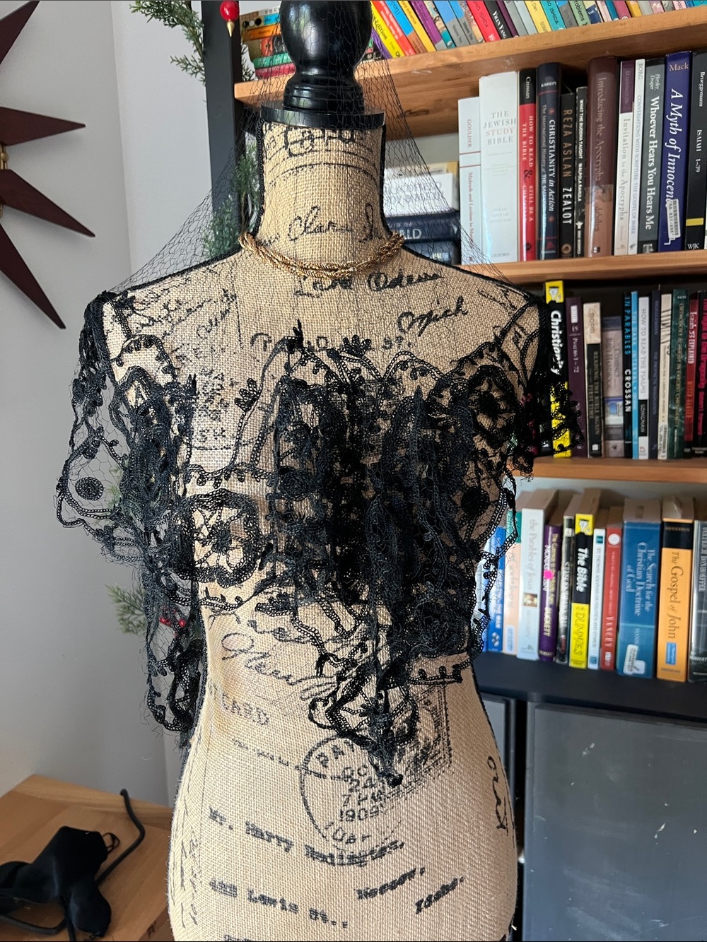 Vintage Black Lace Veil Scarf - Elegant Women's Lace Wrap - Picture 3 of 4